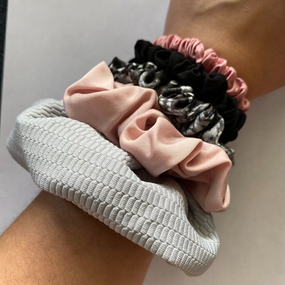 𝅺Set of 5 Scrunchies - Gray Snakeskin Pink